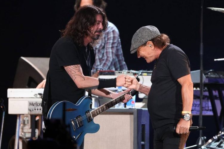 Foo Fighters y Brian Johnson (AC/DC), juntos en el escenario para “Back In Black”