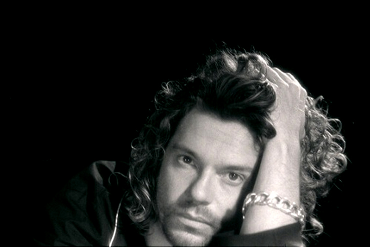 Mystify. Tras el cantante de INXS