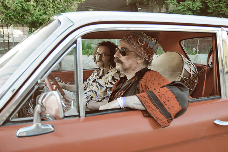 Colabora en el documental del grupo de rock psicodélico turco BaBa ZuLa