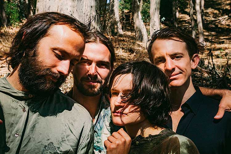 Big Thief se presenta en el popular formato Tiny Desk