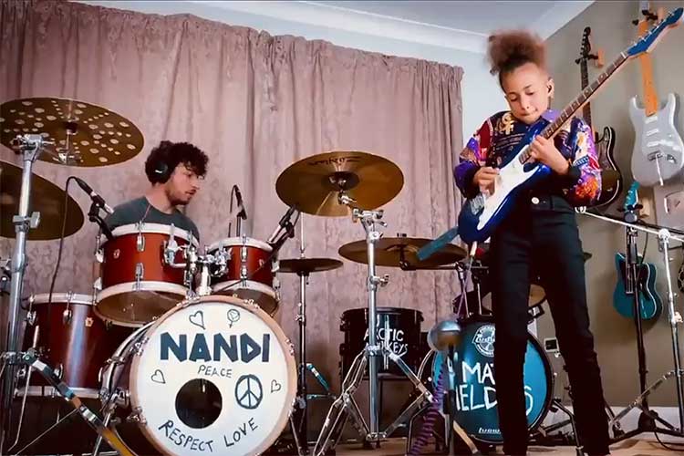 La niña Nandi Bushell toca junto a Matt Helders, batería de Arctic Monkeys