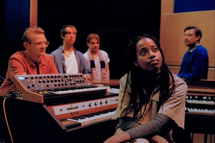 Django Django y Denai Moore colaboran en "Say Something"