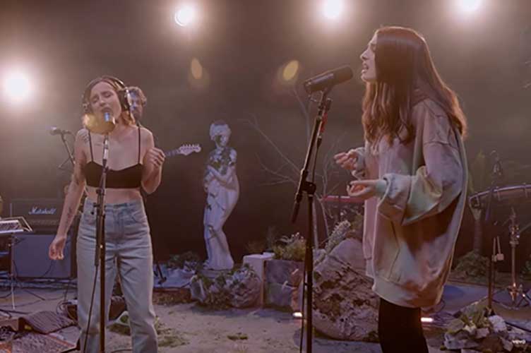 Zahara y Delaporte juntas en “Universo”, última parada de Titanas