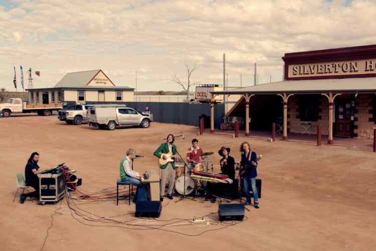 Parcels sorprenden con la interpretación de "Free" en un hotel australiano