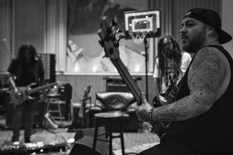 El chileno Ra Diaz (Suicidal Tendencies) es el bajista temporal de Korn