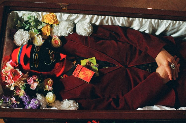 El Chvnco mira a la cara a la muerte con "En mi ataúd"