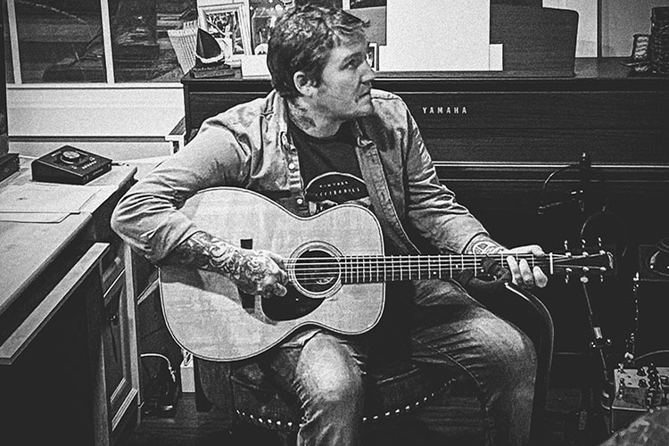 Brian Fallon publicará un disco de canciones litúrgicas