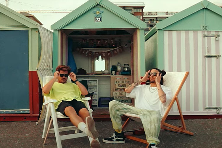 Un ukelele, una batería infantil y un carrito: Modelo vuelven con "Llévame"