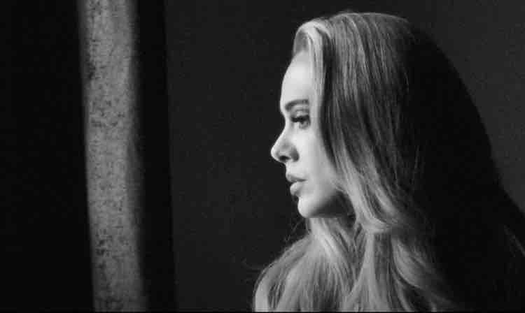 Adele estrena el single "Easy On Me", adelanto de su álbum "30"