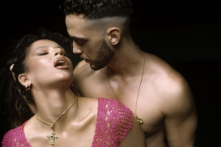 C. Tangana y Nathy Peluso salpican de cameos el clip de su single "Ateo"