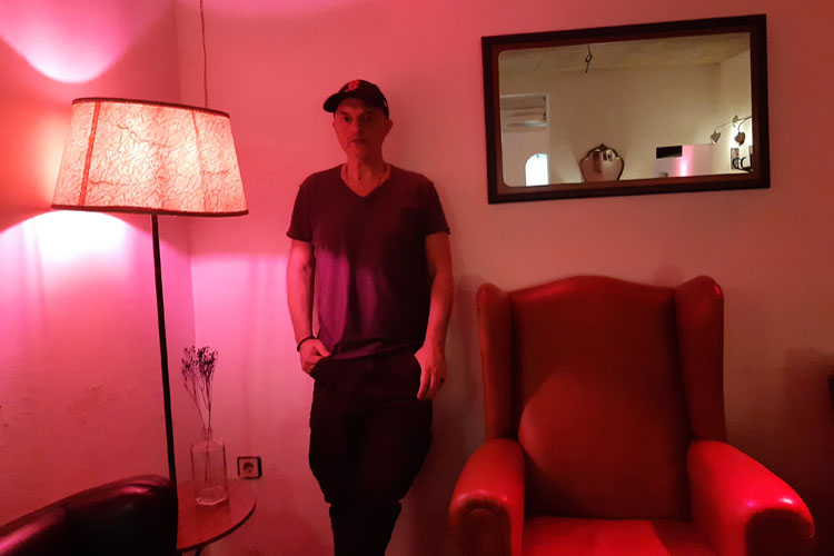 Charlamos con el periodista Bruno Galindo con motivo de su libro 'Toma de tierra’