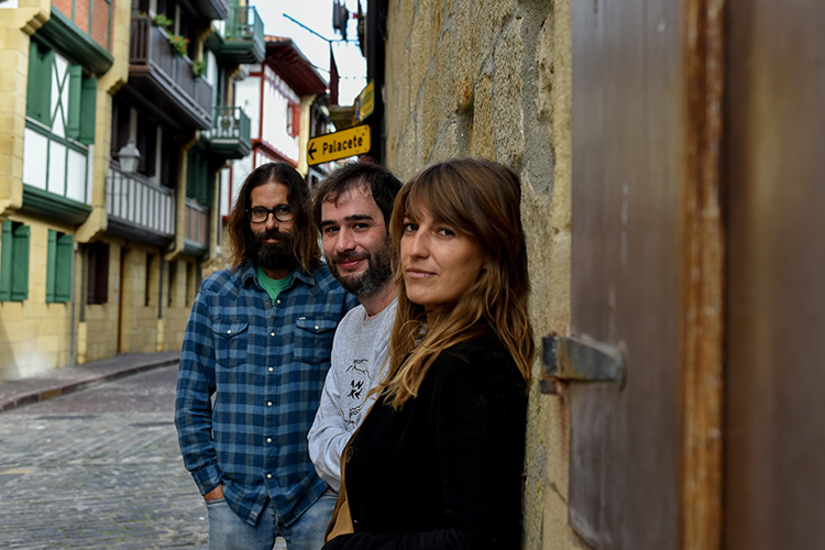 "Firme usted aquí", el nuevo adelanto de Chaqueta de Chándal