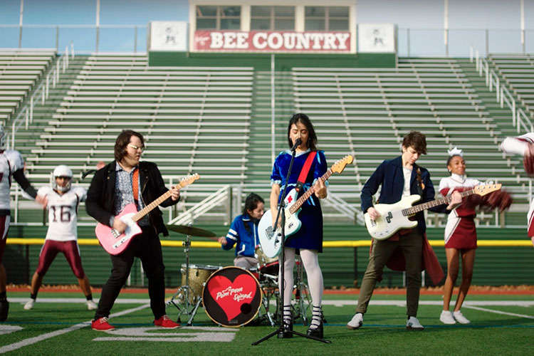 Pom Pom Squad versionan “Popular”, hit single de Nada Surf