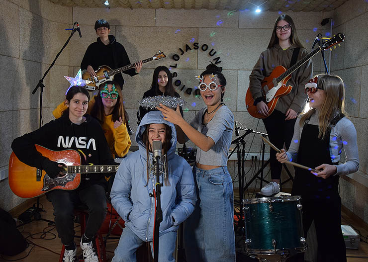 Rbt! adornan una Navidad que cuelga de rama en rama