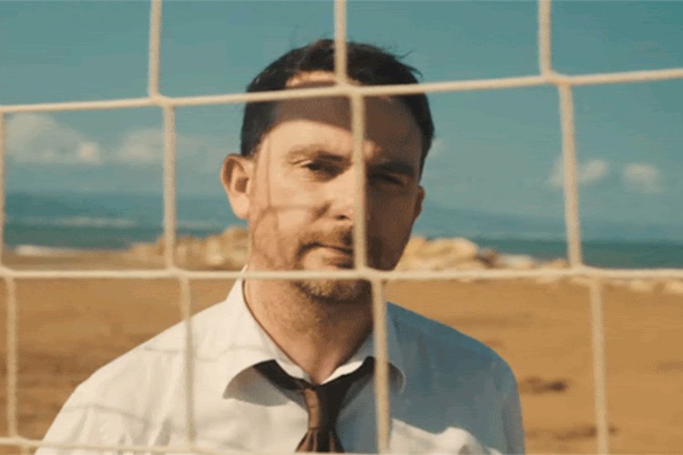 “La canción de la escalera”, el nuevo single y videoclip de Bravo Lahoz