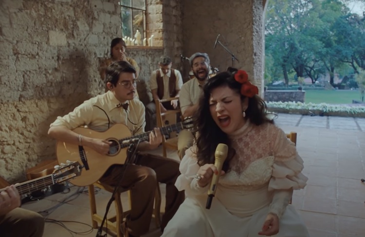 No puedes perderte el fantástico Tiny Desk de Mon Laferte