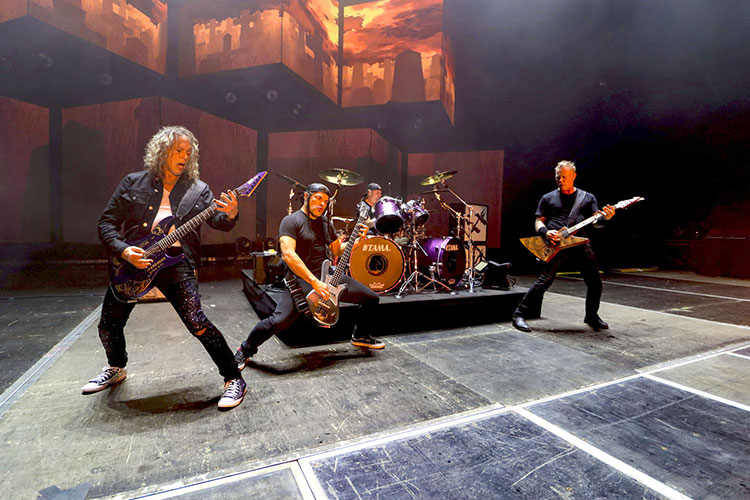 Una mujer da a luz en pleno concierto de Metallica en Brasil