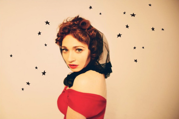 Regina Spektor anuncia su octavo álbum con “Becoming All Alone”