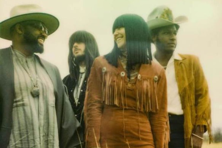 Khruangbin y Leon Bridges, juntos de nuevo en “Texas Moon”