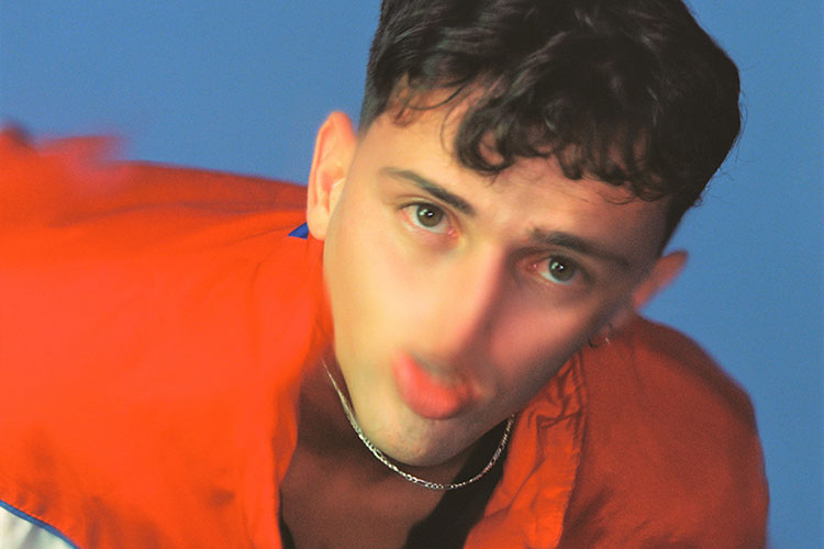 PabloPablo se inspira en la tradición española en “Azul zafiro”