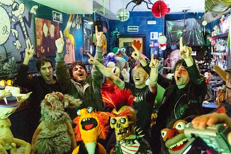 Biznaga se rodean de marionetas en su nuevo “Madrid nos pertenece”