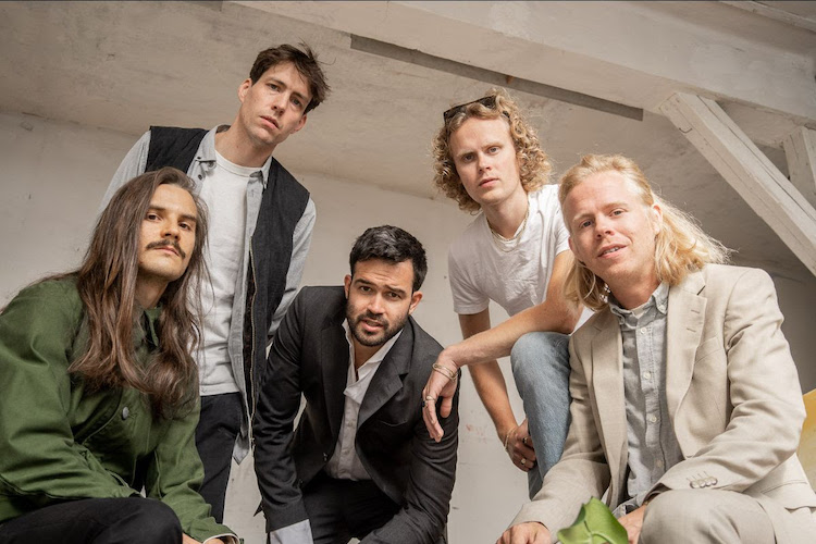 Kakkmaddafakka queman rueda para presentar su single “Sixt Gear”