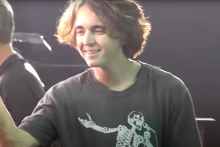 Un fan de 18 años de Pearl Jam sustituye a Matt Cameron en un concierto