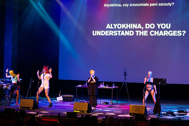 Masha Alyokhina (Pussy Riot) escapa de Rusia vestida de repartidora