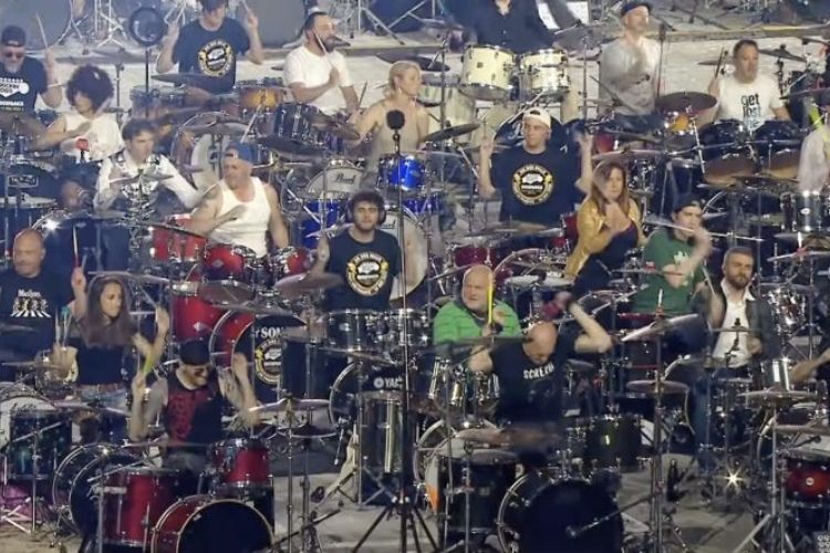 Más de mil músicos rinden homenaje a Taylor Hawkins con “My Hero”