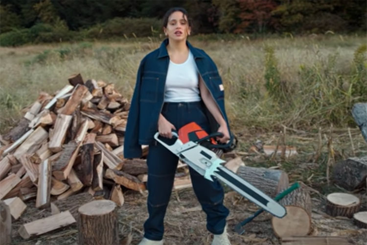 Rosalía comparte el videoclip de “Delirio de grandeza”