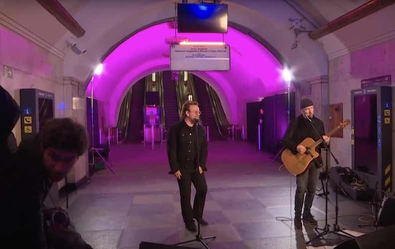 Bono y The Edge de U2 sorprenden con un concierto en el metro de Kiev