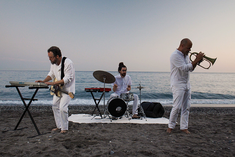 Los granadinos Los 300 publican el adelanto “Blanco Intenso”