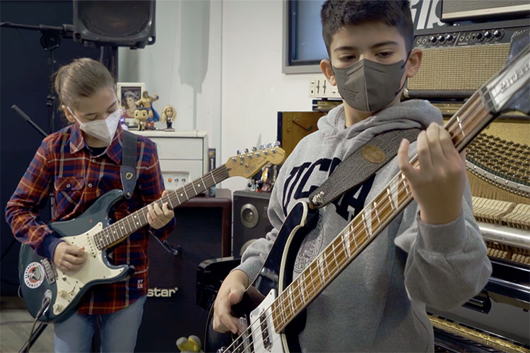 Escucha a un grupo de niños gallegos interpretar “Doolitle” de Pixies completo