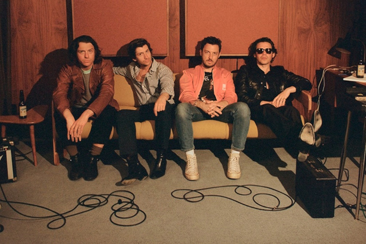 Arctic Monkeys suenan más dramáticos que nunca en “Body Paint”