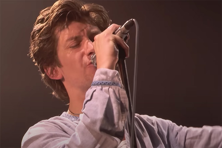 Arctic Monkeys dan una exclusiva global al benéfico The Big Issue