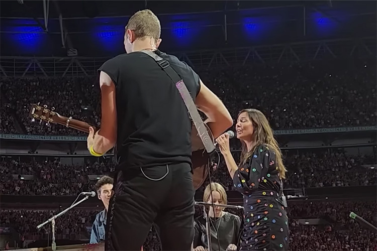 Coldplay y Natalie Imbruglia homenajean a Olivia Newton-John