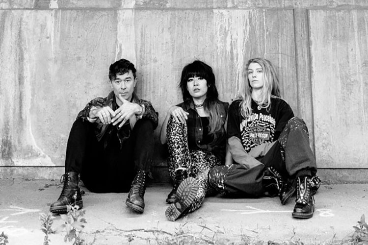 The Big Pink vuelven convertidos en trío una década después