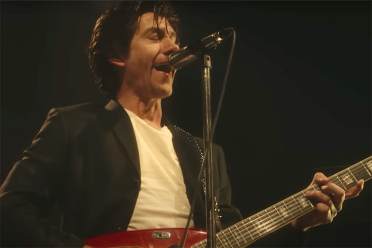 Arctic Monkeys comparten gratuitamente un concierto en Nueva York