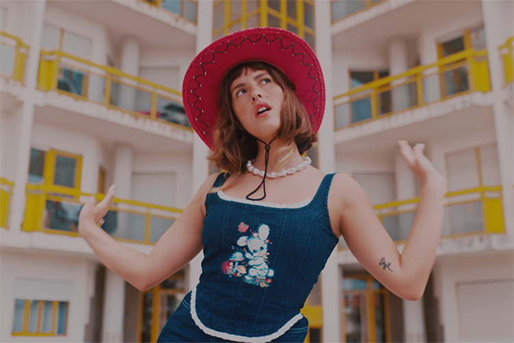 "En mis canciones parece que quiero cortarme las venas y tampoco es así"