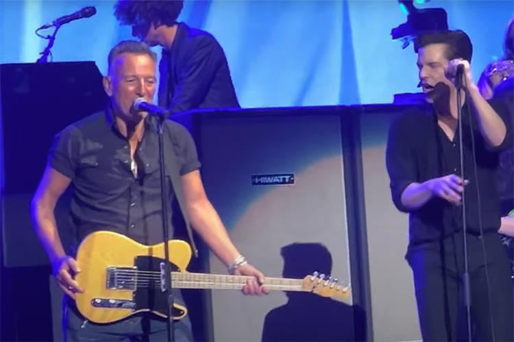The Killers invitan a Bruce Springsteen a cantar "Born To Run"