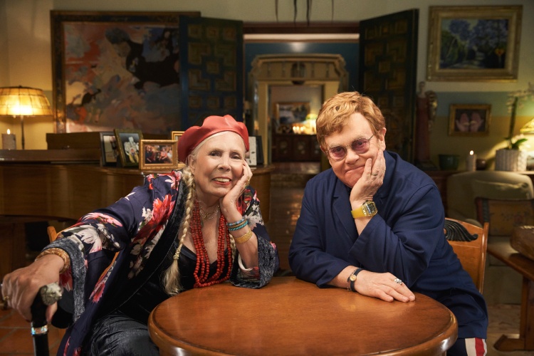 Joni Mitchell mantiene una charla con Elton John en Rocket Hour