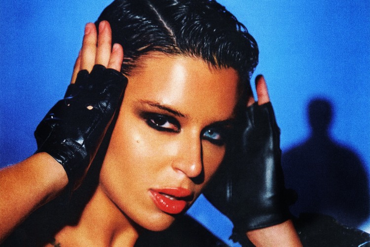 Nathy Peluso se va a los ochenta en el clip de “Estás buenísimo”