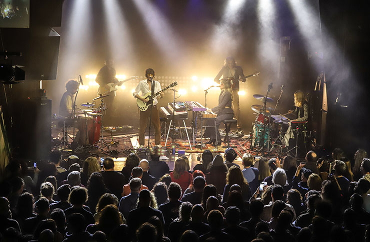 Noche de flores lisérgicas, Motown y fuerte amor