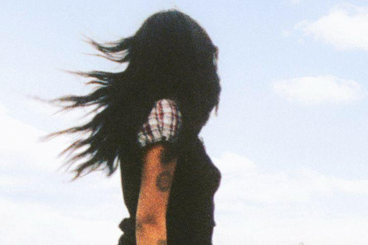 Beabadoobe publica su nuevo sencillo “Glue Song”