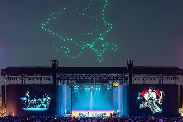 Björk ofrece un show con ochocientos drones en Coachella