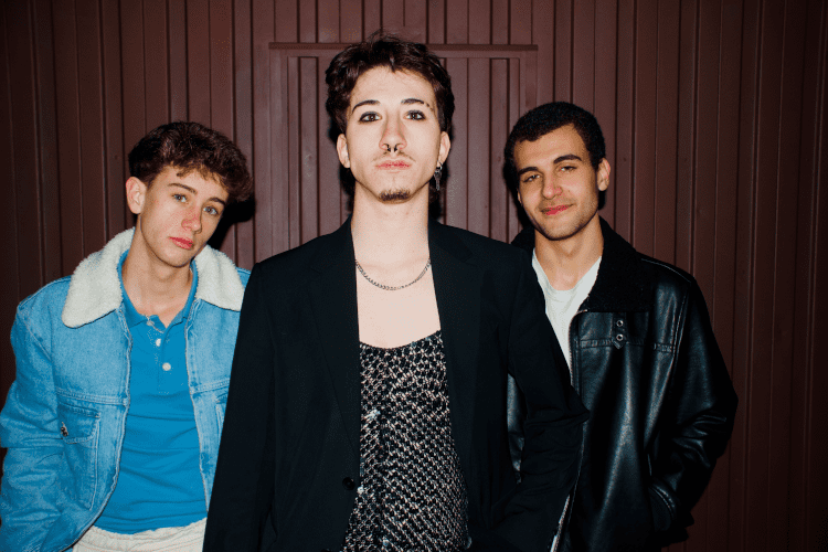 El espíritu del punk pop vitaminado revive en el debut de Cotton Guest