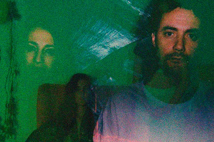 Estrenamos el clip de “La llamada” de Alondra Galopa