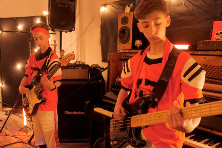 Los niños de Estudo Bonobo se enfrentan al “13” de Blur