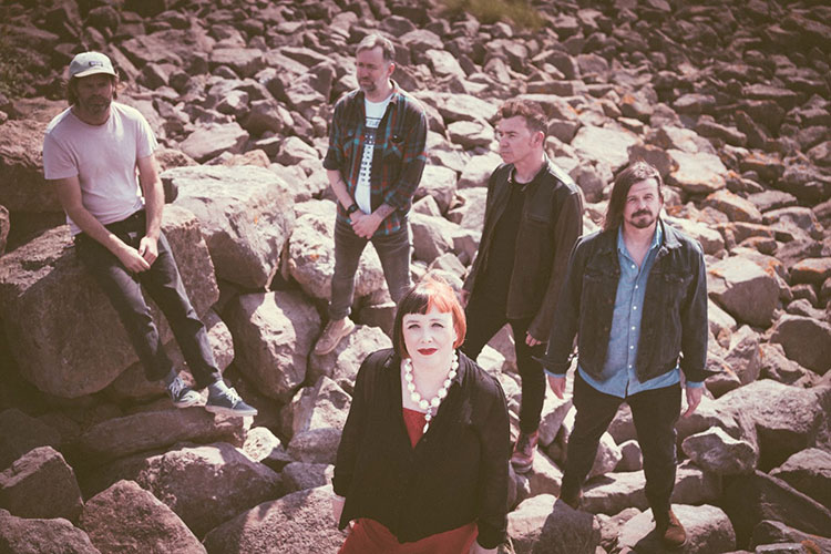 Slowdive tendrán nuevo álbum en septiembre, “Everything Is Alive”