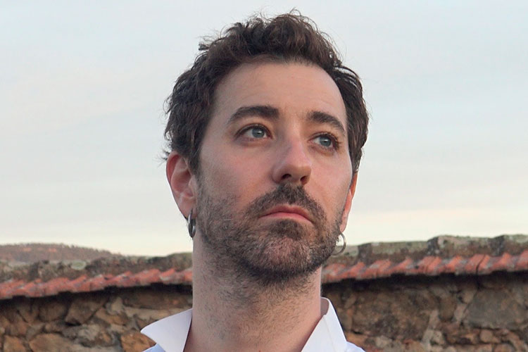 Vicente Navarro publica “Al olvido” y clip de “Camposanto” a la vez